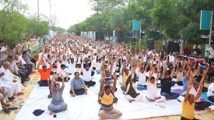 International Yoga Day 2024: अंतरराष्ट्रीय योग दिवस पर एमपी के इंदौर में योग मित्र अभियान के तहत भव्य योग सत्र का आयोजन किया गया, जिसमें योग क्यों जरूरी है उसके महत्व को बताया गया.