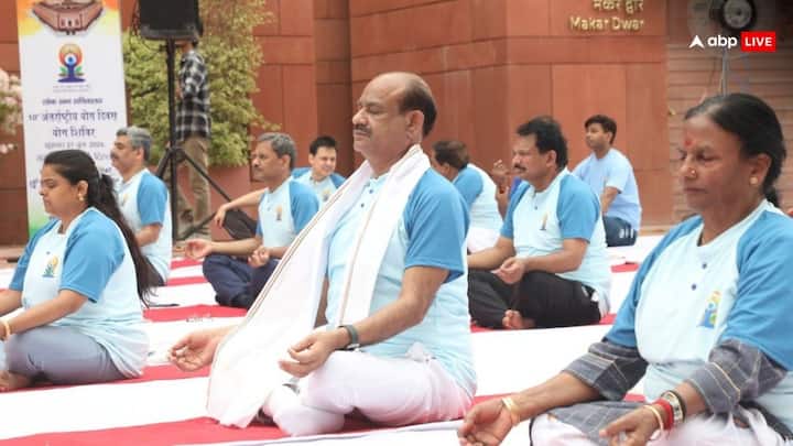 लोकसभा स्पीकर और बीजेपी सांसद ओम बिरला ने इस तरह किया योग.