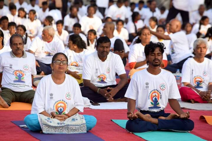 யோகா பயிற்சியில் ஈடுபடும் மக்கள். 'Yoga for Women Empowerment.' என்பது இந்த ஆண்டு சர்வதேச யோகா தினத்தின் கருப்பொருளாகும். பெண்களின் முன்னேற்றத்திற்காக யோகா என்பதற்கு இந்தாண்டு முக்கியத்துவம் கொடுக்கப்படுகிறது. பெண்களின் உடல்நலன் ஆரோக்கியத்திற்கு முன்னுரிமை கொடுக்கப்பட வேண்டியதன் அவசியத்தை வலியுறுத்தும் வகையில் இந்தாண்டின் கருப்பொருள் அமைந்துள்ளது.