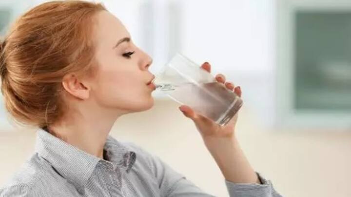 Water Fasting: ਅੱਜਕੱਲ੍ਹ ਵੱਖ-ਵੱਖ ਤਰ੍ਹਾਂ ਦੀਆਂ ਡਾਈਟ ਦੇ ਵਿਚਕਾਰ ਲੋਕਾਂ ਵਿੱਚ ਵਾਟਰ ਫਾਸਟਿੰਗ ਦਾ ਕ੍ਰੇਜ਼ ਕਾਫੀ ਵੱਧ ਗਿਆ ਹੈ। ਇਸ 'ਚ ਲੋਕ 24-72 ਘੰਟੇ ਦੇ ਵਿਚਕਾਰ ਹੀ ਪਾਣੀ ਪੀਂਦੇ ਹਨ।