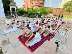 IN Pics: योग दिवस पर ताजमहल के साए में किया योगासन, सुरक्षा को लेकर पुलिस भी रही मौजूद