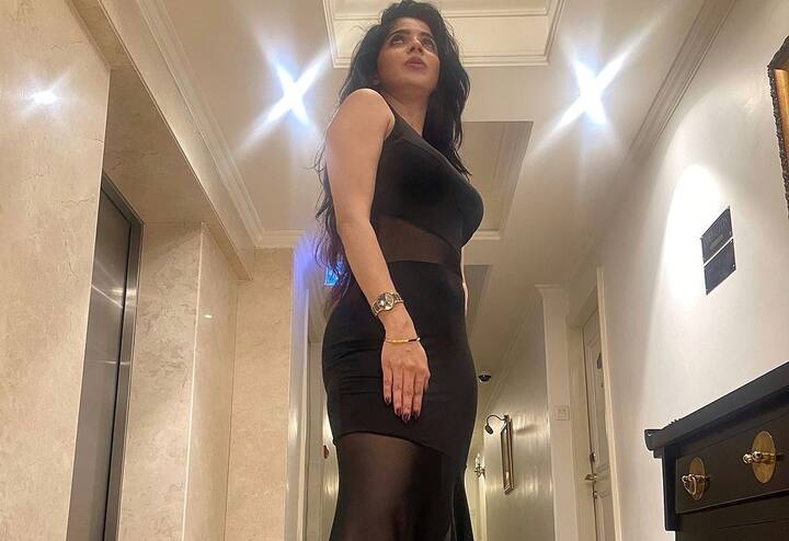 அந்த வகையில் தற்போது பிளாக் உடையில் கிறங்கடிக்கும் புகைப்படங்களை பகிர்ந்து ரசிகர்களின் ஆதரவை குவித்துள்ளார். 