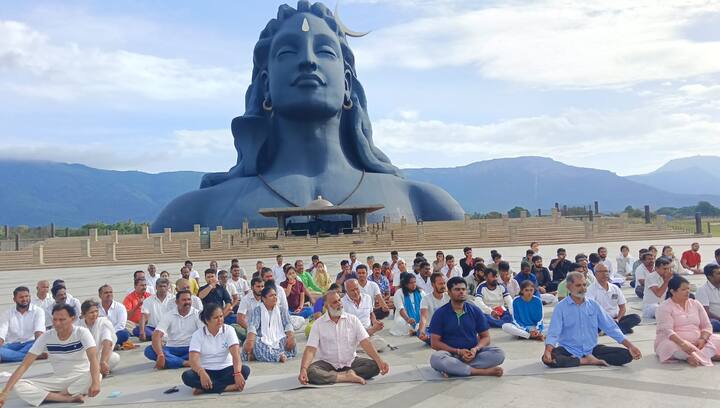 கோவை ஈஷா யோகா மையத்தில் நடந்த யோகா தின நிகழ்ச்சியில் பாஜக மாநிலத் தலைவர் அண்ணாமலை பங்கேற்றார்.