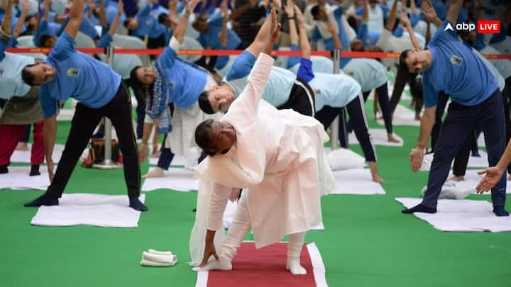 Yoga: पूरी दुनिया आज 10वां अंतर्राष्ट्रीय योग दिवस मना रही है. योग प्राचीन काल से हमारी संस्कृति का हिस्सा रहा है, लेकिन इसे वो ख्याति नहीं मिली थी जो आज है. इस ख्याति की नींव पड़ी थी 21 जून 2014 को.