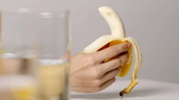 যোগাসন শুরুর আগে খেতে পারেন কলা। যা পেটের জন্য ভাল। পাশাপাশি এনার্জি পাওয়া যায়। কলায় উপস্থিত পটাশিয়াম পেশির গঠনে সাহায্য করে। ব্যথা নিয়ন্ত্রণে সাহায্য করে।