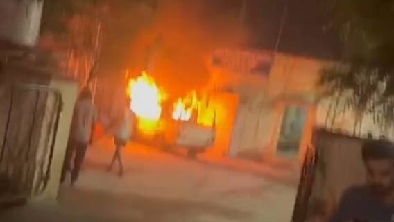 Udaipur: भीषण गर्मी के बीच बिजली कटौती से चढ़ा पारा, लोगों ने पावर हाउस में लगाई आग, वाहन को फूंका Udaipur: भीषण गर्मी के बीच बिजली कटौती से चढ़ा पारा, लोगों ने पावर हाउस में लगाई आग, वाहन को फूंका