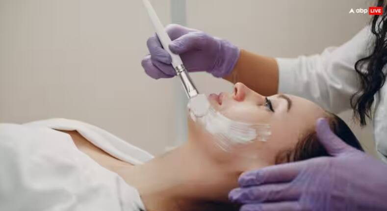 Skin Care Tips: ਗਰਮੀਆਂ 'ਚ ਤੁਸੀਂ ਵੀ ਬਲੀਚ ਦੀ ਕਰਦੇ ਵਰਤੋਂ, ਤਾਂ ਹੋ ਜਾਓ ਸਾਵਧਾਨ applying-bleach-on-face-during-summer-is-good-or-not-for-skin Skin Care Tips: ਗਰਮੀਆਂ 'ਚ ਤੁਸੀਂ ਵੀ ਬਲੀਚ ਦੀ ਕਰਦੇ ਵਰਤੋਂ, ਤਾਂ ਹੋ ਜਾਓ ਸਾਵਧਾਨ