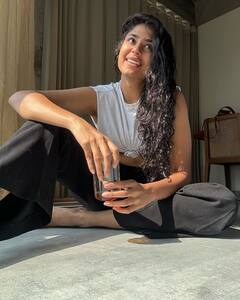 Faria Abdullah: ఫరియా అబ్దుల్లా లేటెస్ట్‌ ఫోటోలు - చేతిలో కాఫీ కప్‌తో స్టైలిష్‌ ఫోజులు