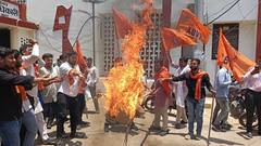 कानपुर में डीएम ऑफिस के बाहर ABVP कार्यकर्ताओं का प्रदर्शन, NTA का फूंका पुतला