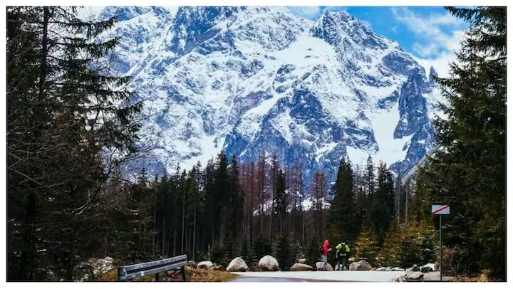 राजस्थान में पुष्कर: पुष्कर राजस्थान का एक छोटा और बेहद खूबसूरत शहर है, जो ब्रह्मा मंदिर और पुष्कर झील के लिए जाना जाता है। दिल्ली से अजमेर तक ट्रेन का किराया 300-500 रुपये है और फिर आप अजमेर से पुष्कर तक बस या टैक्सी ले सकते हैं। यहां सस्ते होटल और गेस्ट हाउस में 400-800 रुपए प्रति रात में रुका जा सकता है। यहां की रंग-बिरंगी सड़कें और शांत झील के नजारे बेहद खूबसूरत हैं। जो आपका मन मोह लेगा.
