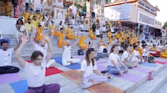 IN Pics: योग दिवस के मौके पर ऋषिकेश में गंगा के किनारे विदेशियों ने किया योग, देखे तस्वीरें