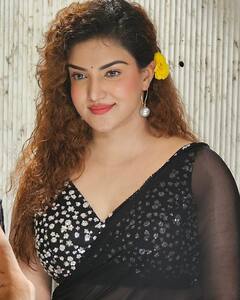 Honey Rose: బ్లాక్‌ చీరలో హనీ రోజ్‌ స్టన్నింగ్‌ లుక్‌ - ఆమెను ఇలా చూస్తే మతిపోవాల్సిందే
