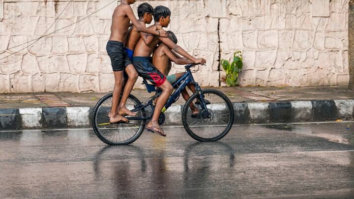 मौसम विभाग ने दिल्ली के लिए येलो अलर्ट जारी किया है. दिल्ली में शुक्रवार को आंशिक रूप से बादल छाए रहेंगे. शाम के समय धूल भरी आंधी चलने की संभावना है. हल्की बारिश भी हो सकती है.