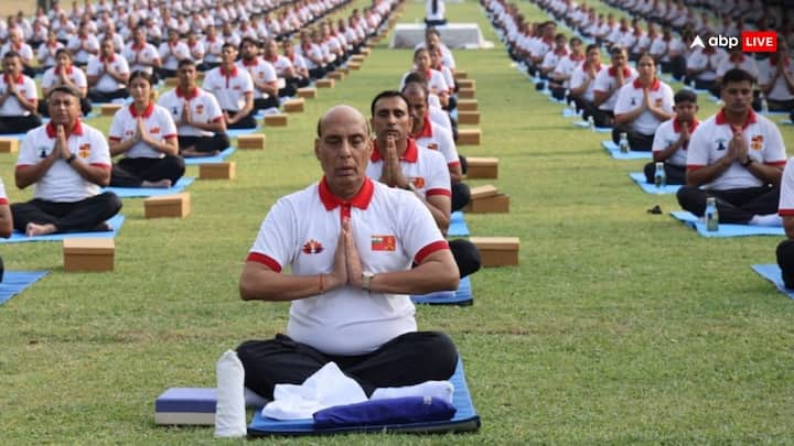 नरेंद्र मोदी सरकार में तीसरे नंबर पर रहने वाले राजनाथ सिंह ने भीड़ के बीच जाकर किया योग.