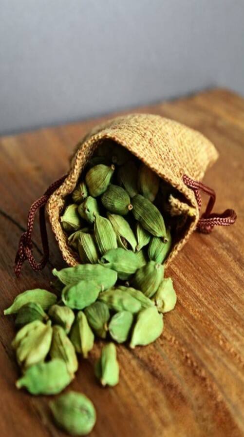 ਇਲਾਇਚੀ ਨੂੰ ਇਸ ਤਰੀਕੇ ਨਾਲ ਰੱਖੋ ਜੇਬ੍ਹ 'ਚ, ਆਰਥਿਕ ਤੰਗੀ ਹੋਵੇਗੀ ਦੂਰ