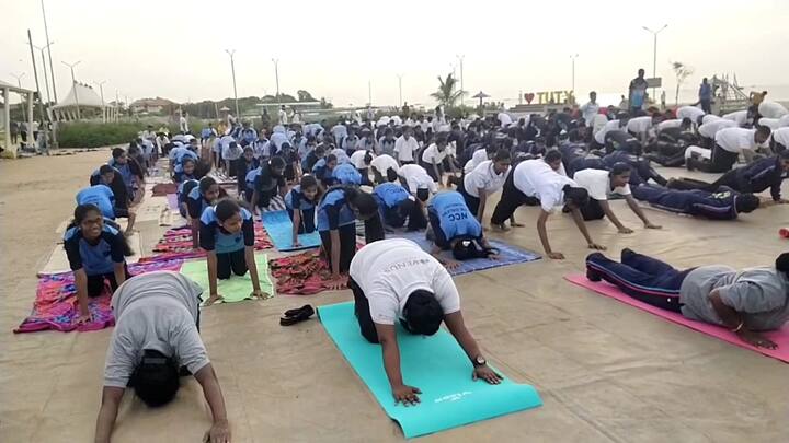 பிரதமர் நரேந்திர மோடி செப்டம்பர் 27, 2014 அன்று ஐக்கிய நாடுகளின் பொதுச் சபையில் தனது உரையின் போது சர்வதேச யோகா தினம் பற்றிய திட்டங்களை முதன்முதலில் முன்வைத்தார். அதை ஏற்றுக்கொண்ட் ஐ.நா. சபை,  2014ம்ஆண்டு டிசம்பர் 11-ல் ஜூன் 21-ம் தேதியை சர்வதேச யோக தினத்தை அறிவித்தது.  2015ஆம் ஆண்டிலிருந்து, சர்வதேச யோகா தினம் கொண்டாடப்பட்டு வருகிறது. 