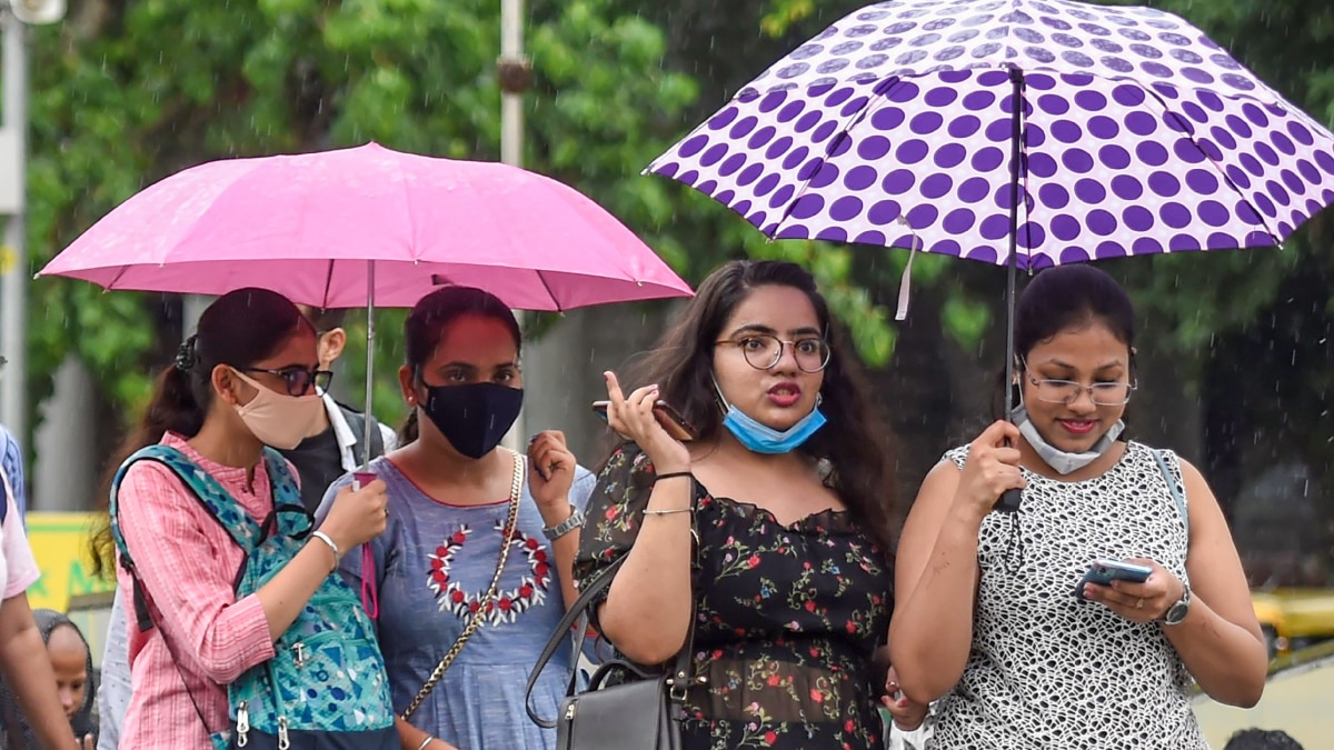 Delhi Weather: दिल्ली में लू से राहत, शाम तक बारिश की संभावना, जानें- 26 जून तक कैसा रहेगा मौसम?