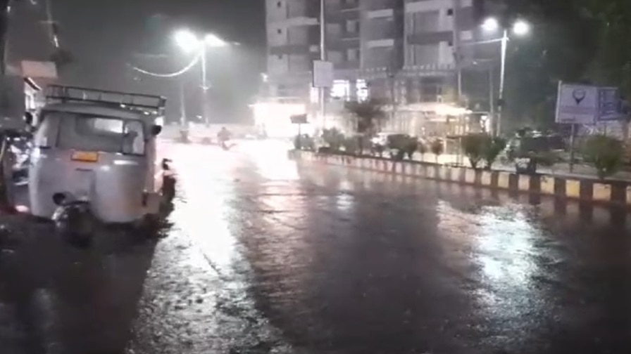 Bhavnagar Rain: ભાવનગરમાં મીની વાવાઝોડા સાથે વરસાદનું આગમન, અનેક વિસ્તારોમાં વીજળી ગુલ