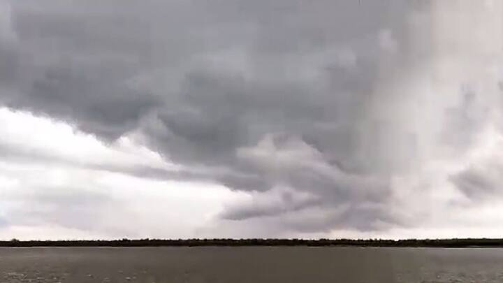 উত্তরবঙ্গে বর্ষা ঢুকে গেলেও ২২ দিন বাদে দক্ষিণবঙ্গে তার প্রবেশ ঘটেনি। শুক্রবার বিকেলে এই বিষয়ে আপটেড দেওয়া হল আলিপুর আবহাওয়া দফতরের তরফে। (ছবি সৌজন্য-পিটিআই)