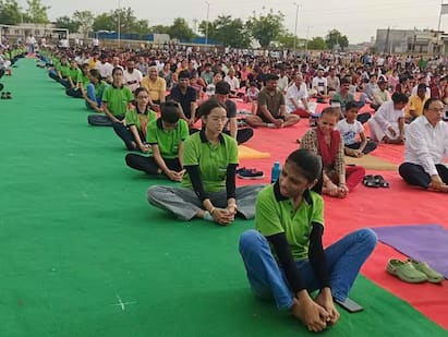 ભારત સહિત વિશ્વના ઘણા દેશોમાં આજે (21મી જૂન) યોગ દિવસની ઉજવણી કરવામાં આવી રહી છે. કોટા શહેરના કોચિંગમાં પણ યોગ દિવસનો ઉત્સાહ જોવા મળ્યો હતો.