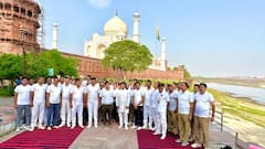 IN Pics: योग दिवस पर ताजमहल के साए में किया योगासन, सुरक्षा को लेकर पुलिस भी रही मौजूद