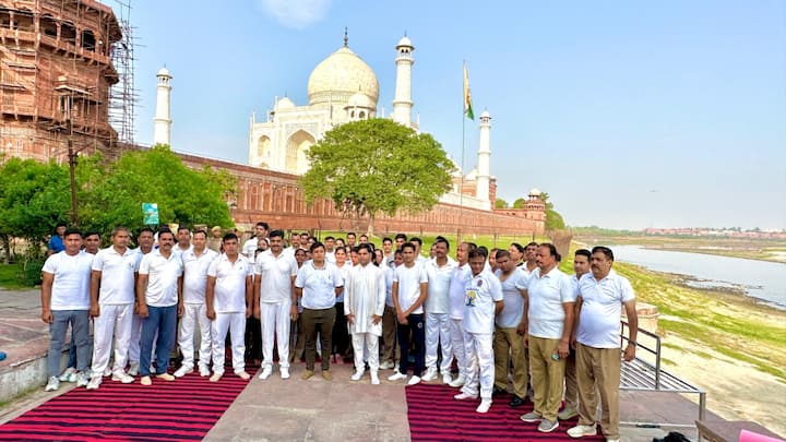 UP News: अंतरराष्ट्रीय योग दिवस के दिन ताजमहल के सुरक्षा में तैनात सुरक्षाकर्मियों ने भी योग किया. एसीपी ताज सुरक्षा सैयद अरीब अहमद ने कहा कि हमारी कोशिश रहेगी कि हमारी जीवन शैली में योग शामिल हो.