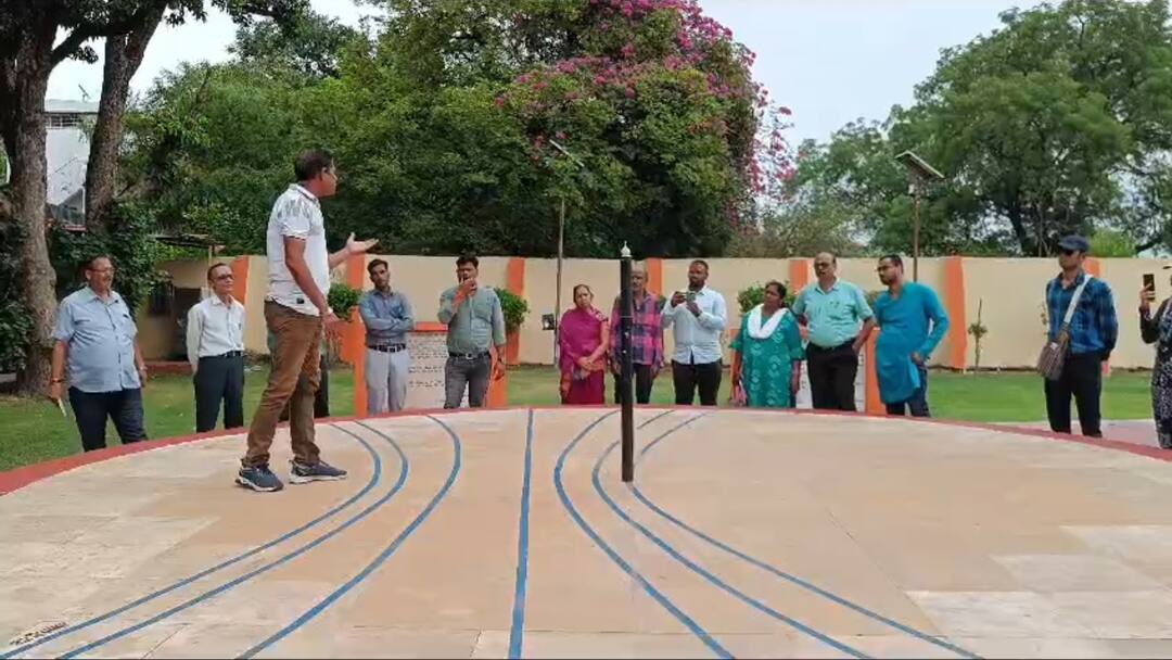 जब परछाई ने भी अपना छोड़ दिया साथ, जानिए क्यों 'बड़ा' होता है 21 जून का दिन? Ujjain News Know why June 21 is longer day in the Northern Hemisphere ann जब परछाई ने भी अपना छोड़ दिया साथ, जानिए क्यों 'बड़ा' होता है 21 जून का दिन?