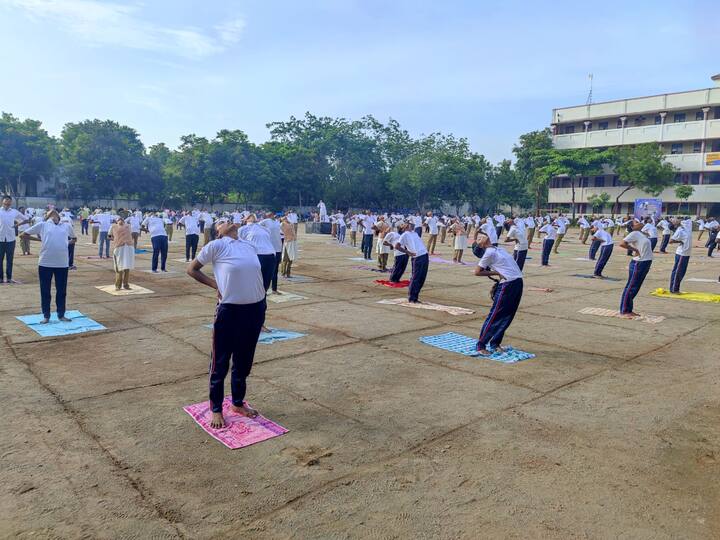 சேலத்தில் யோகா தினம் கொண்டாடப்பட்டது.  சர்வதேச யோகா தினத்தை முன்னிட்டு சேலம் மின்னாம்பள்ளியில் உள்ள தனியார் கல்லூரியில் யோகா தினம் கொண்டாடப்பட்டது.   இதில் பல்வேறு பள்ளிகள் மற்றும் கல்லூரிகளை சேர்ந்த 500க்கும் மேற்பட்ட என்சிசி மாணவர், மாணவிகள் கலந்து கொண்டு யோகா பயிற்சிகள் ஈடுபட்டனர்.