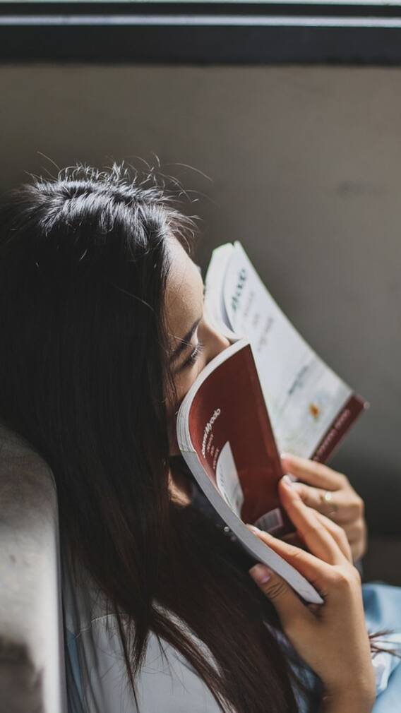 ঘুমনোর আগে অন্তত মিনিট দশেক বই পড়া জরুরি কেন?