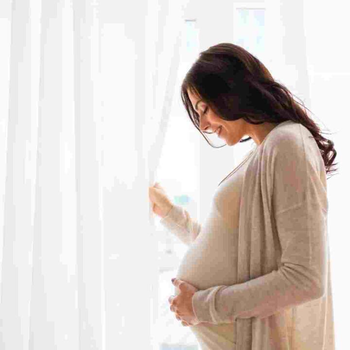 ਹਾਲਾਂਕਿ ਕੁਝ ਗੱਲਾਂ ਦਾ ਧਿਆਨ ਰੱਖ ਕੇ ਇਸ ਖਤਰੇ ਨੂੰ ਘੱਟ ਕੀਤਾ ਜਾ ਸਕਦਾ ਹੈ। ਡਾਕਟਰਾਂ ਦਾ ਕਹਿਣਾ ਹੈ ਕਿ ਗਰਭਪਾਤ ਤੋਂ ਬਚਣ ਲਈ ਸਭ ਤੋਂ ਜ਼ਰੂਰੀ ਹੈ ਕਿ ਔਰਤਾਂ ਆਪਣੀ ਖੁਰਾਕ ਦਾ ਧਿਆਨ ਰੱਖਣ। ਇਸ ਦੇ ਲਈ ਆਪਣੇ ਭੋਜਨ ਵਿੱਚ ਫਲ, ਸਬਜ਼ੀਆਂ, ਸਾਬਤ ਅਨਾਜ ਅਤੇ ਪ੍ਰੋਟੀਨ ਨਾਲ ਭਰਪੂਰ ਸੰਤੁਲਿਤ ਭੋਜਨ ਦਾ ਸੇਵਨ ਕਰਨਾ ਜ਼ਰੂਰੀ ਹੈ। ਫੋਲਿਕ ਐਸਿਡ, ਆਇਰਨ, ਕੈਲਸ਼ੀਅਮ ਅਤੇ ਹੋਰ ਜ਼ਰੂਰੀ ਪੌਸ਼ਟਿਕ ਤੱਤਾਂ ਦਾ ਸਹੀ ਸੇਵਨ ਬੱਚੇ ਦੇ ਵਿਕਾਸ ਵਿੱਚ ਮਦਦ ਕਰਦਾ ਹੈ। ਇਸ ਤੋਂ ਇਲਾਵਾ ਵੀ ਕਈ ਗੱਲਾਂ ਦਾ ਧਿਆਨ ਰੱਖਣਾ ਪੈਂਦਾ ਹੈ।