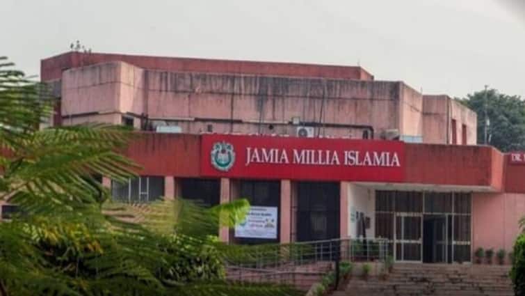 Jamia Millia Islamia repeat previous years CAT exam questions in MBA entrance exam जामिया मिल्लिया इस्लामिया ने एमबीए एंट्रेंस ​एग्जाम में ​दिए बीते सालों के सवाल! जानें क्या है माजरा