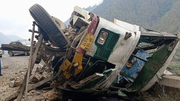 Shimla Road Accident In Jubbal HRTC bus accident 4 person died 3 injured in Himachal Pradesh ann Shimla Bus Accident: शिमला में दर्दनाक सड़क हादसा, HRTC बस के ड्राइवर-कंडक्टर समेत 4 की मौत, 3 घायल