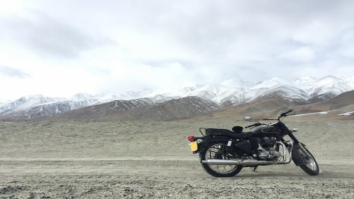 Ladakh Tour: आईआरसीटीसी लद्दाख की सैर के लिए एक स्पेशल पैकेज चंडीगढ़ से लेकर आया है. यह एक फ्लाइट टूर पैकेज है.