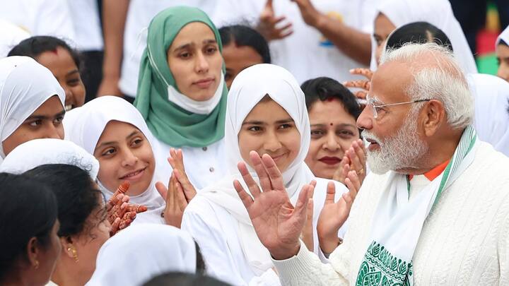 এদিন মোদি বলেন, 'যোগ দিবসে সারা বিশ্বে যাঁরা এই দিনটি পালন করছেন তাঁদের শুভেচ্ছা জানাই। সারা বিশ্বে যোগব্যায়ামে আগ্রহীদের সংখ্যা বাড়ছে।'