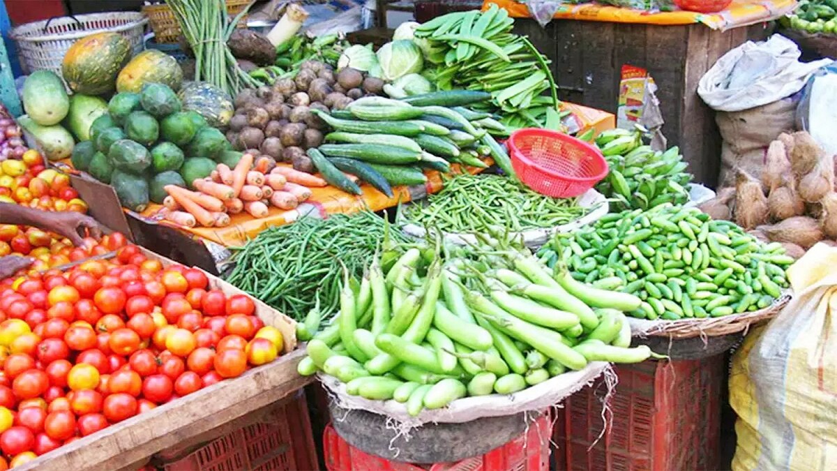 பூண்டு, தக்காளி விலை உயர்வால் தஞ்சையில் குடும்பத்தலைவிகள் பெரும் கவலை