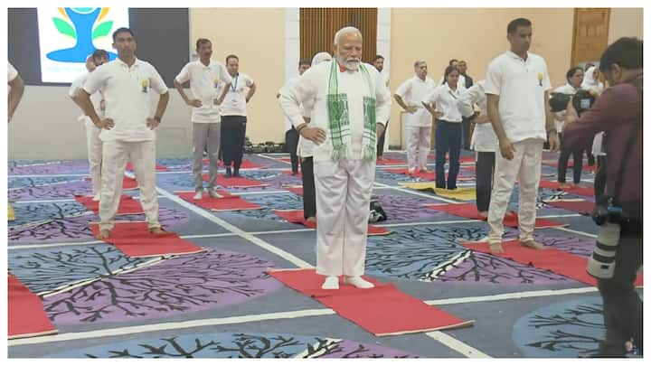 International Yoga Day 2024 pm narendra modi kashmir dal lake yoga See  Photos here | International Yoga Day 2024: PM मोदी के योग की पहली तस्वीरें  आईं सामने, डल झील के किनारे किए योगासन