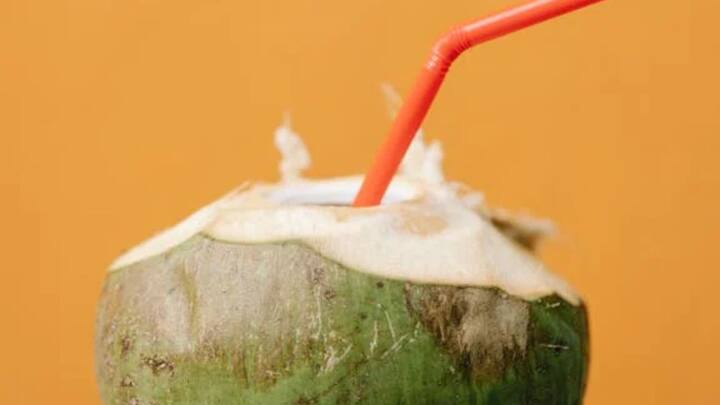 যোগাসনের আগে পান করতে পারেন ডাবের জল। এতে শরীর হাইড্রেট থাকে। এই পানীয়তে আছে পটাসিয়াম ও ম্যাগনেসিয়াম। যা শরীরের জন্য অত্যন্ত প্রয়োজন।