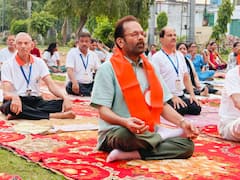 IN Pics: रामपुर में पूर्व कैबिनेट मंत्री मुख्तार अब्बास नकवी ने किया योग, अधिकारी भी रहे मौजूद