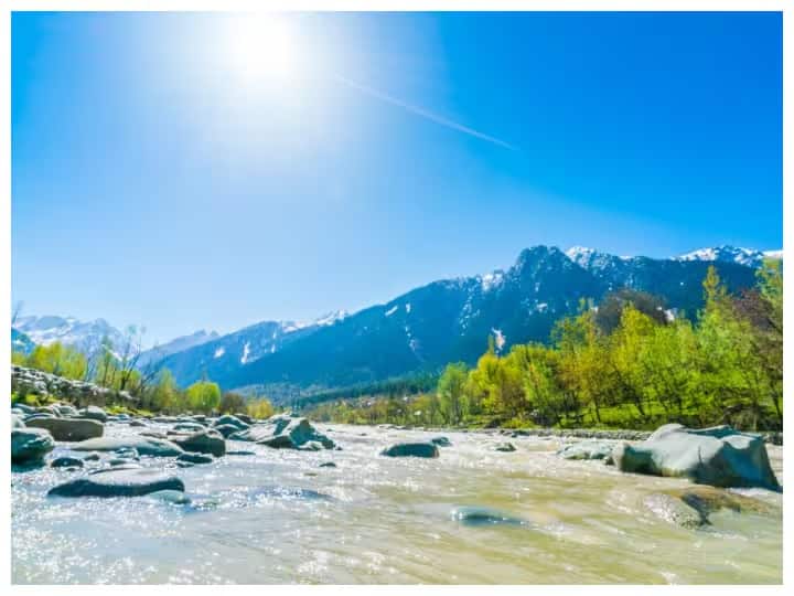 ऋषिकेश, उत्तराखंड: ऋषिकेश एक धार्मिक और योग केंद्र है, लेकिन यह रोमांच और प्राकृतिक सुंदरता के लिए भी प्रसिद्ध है। दिल्ली से ऋषिकेश तक का बस किराया लगभग 500-700 रुपये है। यहां आपके लिए सस्ते गेस्ट हाउस और आश्रम के विकल्प उपलब्ध हैं, जिनका किराया प्रति रात 300-600 रुपये तक है। यहां गंगा नदी के तट पर योग और ध्यान का अनुभव करना एक बहुत ही खास अनुभव है।