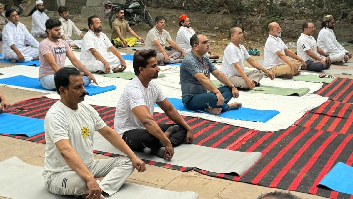 Yoga Day 2024: दिल्ली की दरगाह मटका पीर प्रांगण में हुआ योग अभ्यास, जमाल सिद्दीकी बोले- मुस्लिमों को भी…’