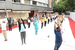 In Pics: योग दिवस पर एमपी के मंत्री कैलाश विजयवर्गीय के साथ हजारों लोगों ने किया योग, देखे तस्वीरें