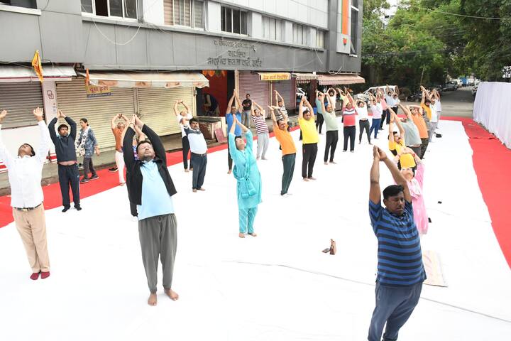 इंदौर के मेयर पुष्यमित्र भार्गव ने कहा है कि योग हमारे जीवन का अभिन्न हिस्सा है,जो न केवल हमारे शरीर को स्वस्थ रखता है,बल्कि मानसिक शांति और संतुलन भी प्रदान करता है.