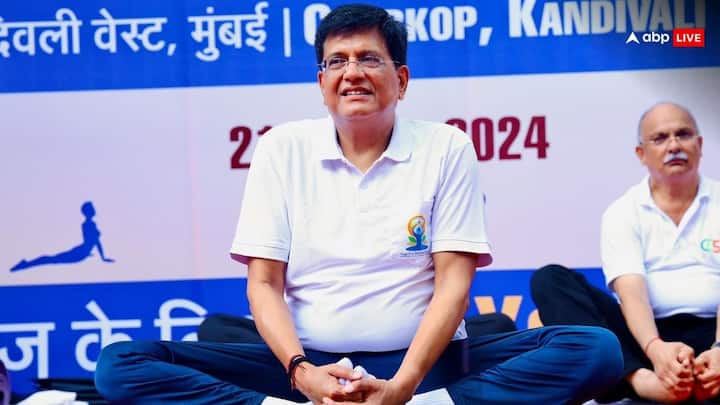 बीजेपी सांसद पीयूष गोयल ने अपने संसदीय इलाके में आयोजित कार्यक्रम में किया योग.