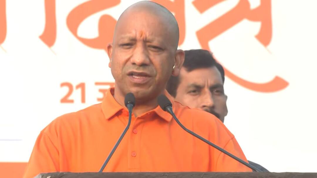 योग दिवस पर बोले सीएम योगी आदित्यनाथ- इससे बड़ा सम्मान दूसरा और कोई नहीं International Yoga Day 2024 CM Yogi Adityanath participated in the yoga practice program योग दिवस पर बोले सीएम योगी आदित्यनाथ- इससे बड़ा सम्मान दूसरा और कोई नहीं