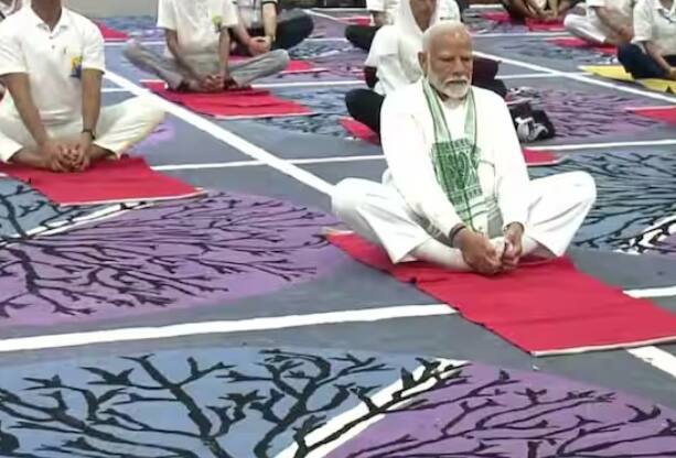 ਇਸ ਦੌਰਾਨ ਪ੍ਰਧਾਨ ਮੰਤਰੀ ਮੋਦੀ ਨੇ ਹਜ਼ਾਰਾਂ ਲੋਕਾਂ ਨਾਲ ਯੋਗ ਕੀਤਾ।