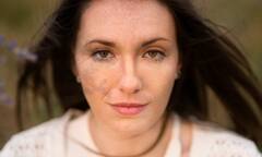 Beauty Tips: 40 की उम्र में पाना चाहती हैं खूबसूरत और चमकदार त्वचा तो रात में सोने से पहले कर लें यह काम