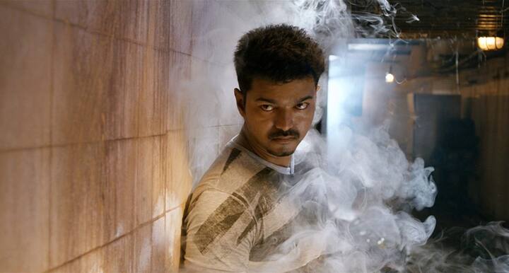 2012 ஆம் ஆண்டு ஏ ஆர் முருகதாஸ் இயக்கத்தில் வெளிவந்த படம் துப்பாக்கி. படத்தில் தீவிரவாதியை அளிக்கும் சிறப்பு ராணுவ வீரராக விஜய் நடித்து இருந்தார். 62 கோடி பட்ஜெட்டில் எடுக்கப்பட்ட துப்பாக்கி படம் 100 கோடி ரூபாயை தாண்டி வசூலித்து சாதனை படைத்து. விஜய்க்கு முதலில் 100 கோடி ரூபாயை வசூலித்து கொடுத்த பெருமையும் துப்பாக்கி படத்திற்கு உண்டு.