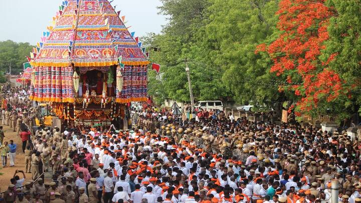 சிவகங்கை மாவட்டம், தேவகோட்டை அருகே கண்டதேவி கோவில் தேரோட்டம் 17 ஆண்டுகளுக்குப் பிறகு பலத்த போலீஸ் பாதுகாப்புடன் அமைதியாக நடைபெற்றது.