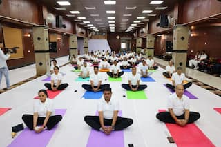 Yoga Day : मध्य रेल्वेने साजरा केला आंतरराष्ट्रीय योग दिन, अधिकारी आणि कर्मचाऱी उत्साहाने सहभागी