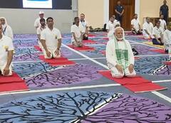 Yoga Day 2024 Photos: कश्मीरी महिलाओं संग डल लेक पर पीएम मोदी की सेल्फी! देखें मुस्कुराती तस्वीरें